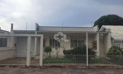 Casa de 3 dormitórios com 210 metros nos bairro Guarujá.