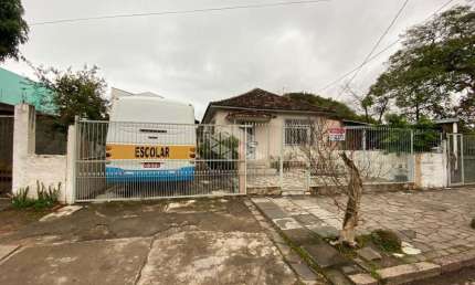 Casa de 03 dormitórios e 04 vagas com 80m²  no Partenon