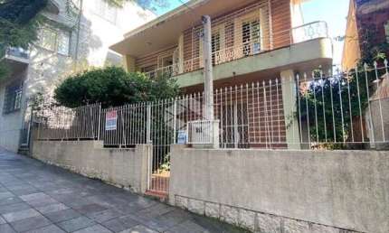 Casa de 02 dormitórios e 02 vagas com 240m² no bairro Partenon.