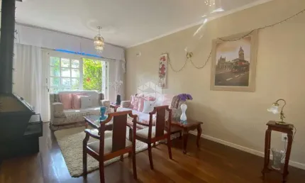 Casa de 04 dormitórios e 02 vagas com 250m² no bairro Partenon