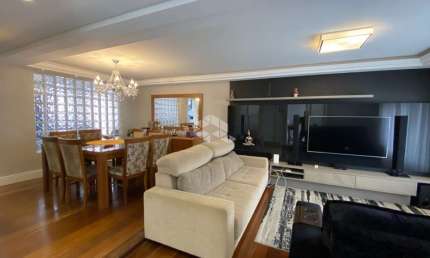 Casa com 04 dormitórios e 03 vagas com 230m² no bairro Nonoai