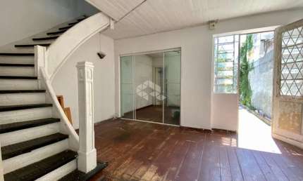 Casa de 140m² com 3 dormitórios no bairro Floresta.