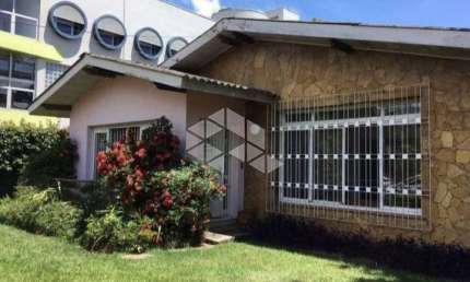 Casa para comprar no bairro Tristeza com 5 quartos (2 suítes)