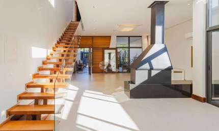 Casa de 04 dormitórios e 02 vagas com 370m² no bairro Santo Antonio em Poa.