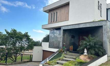 Casa com 03 dormitórios e 3 suítes, 6 vagas de garagem no bairro  Altos do Santa Rita