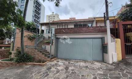 Casa 4 dormitórios, 4 vagas na garagem e piscina termica.