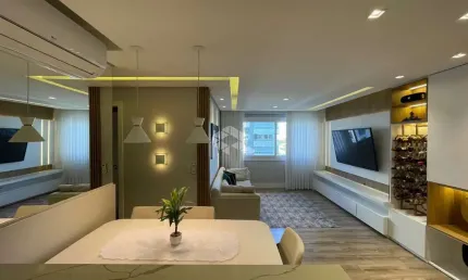 Apartamento de 3 dormitórios com 2 vagas no bairro São Sebastião.