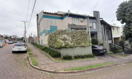 Casa com 3 dormitórios, suíte e living com lareira e pátio de 50m metros