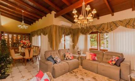 Casa à venda no bairro Partenon com 4 dormitórios (2 suítes)