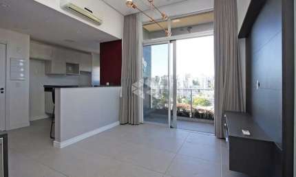 Apartamento 1 dormitório, living com sacada, churrasqueira e uma vaga de garagem.