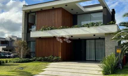 Casa à venda MOBILIADA E NOVA em Condomínio com 4 quartos/dormitórios/suítes, 2 vagas/box, em Xangri-lá/RS.