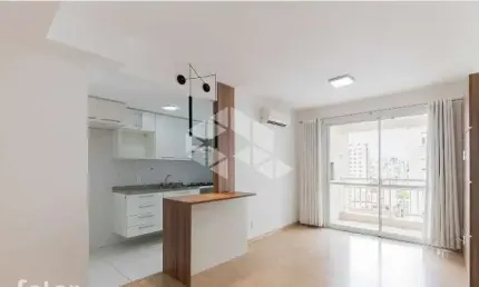 Apartamento semimobiliado em andar alto, 2 dormitórios, 1 suíte, living com 2 ambientes, sacada, 1 vaga