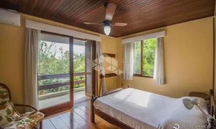 Casa com 3 dormitórios, sendo 2 suites e 2 vagas no bairro tres figueiras