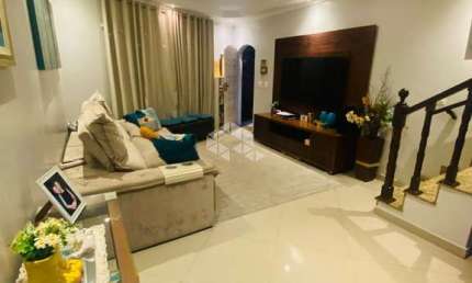 Sobrado 170m² a venda na Vila Carmosina conta com 3 dormitórios sendo 1 suíte e 2 vagas de garagem.