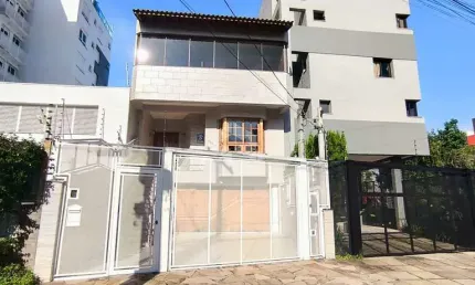 Linda casa com piscina com 3 dormitórios rua Barão do Guaíba no Menino Deus, parte alta!