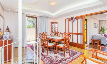Casa com 4 Quartos e 2 banheiros à Venda, 296 m² ,10 vagas para carro, bairro Jd. Sabará em Porto Alegre.