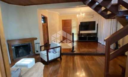 casa tipo sobrado com 4 dormitórios com suite master, bairro Sarandi em Porto Alegre.