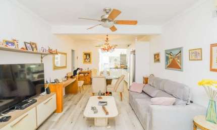 Casa com 153m², 2 quartos, 2 suítes, 2 vagas, no bairro Vila Ipiranga em Porto Alegre.