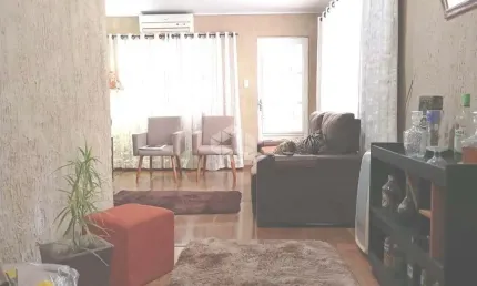Casa ,2 dormitórios , patio ,churrasqueira, 4 vagas sendo 1 coberta, localizada no Jardim Carvalho em Porto Alegre.
