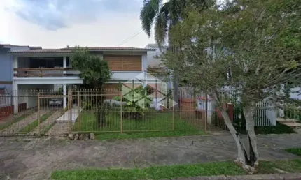 Ampla casa no Bairro Jardim Lindóia localizado na Avenida La Paz muito próximo ao Lindóia Tênis Clube. ao Clube