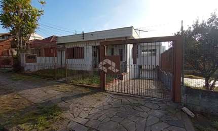 Casa em um terreno amplo localizada no Bairro Jardim Itu, próximo a Av. Tenente Ary Tarrago.