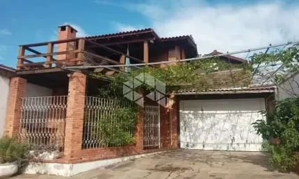 Casa ampla de frente para praça no bairro santa fé, em porto alegre.