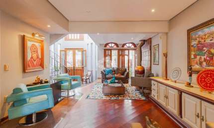 Casa Sobrado com 3 dormitórios, 1 suíte e 4 vagas à venda no bairro Jardim Planalto em Porto Alegre com 397 m²