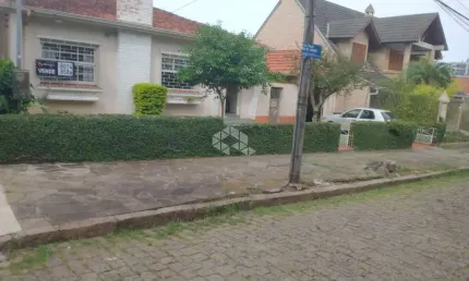 Casa ampla com 4 dormitórios , sala, cozinha, três banheiros. Jardim Lindóia Porto Alegre RS