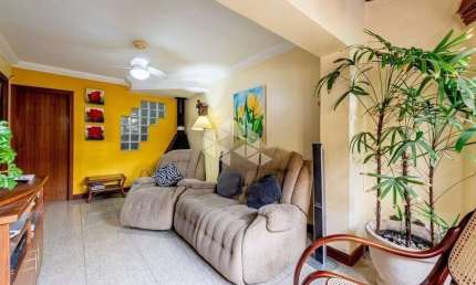 Casa com 3 quartos/suites e 199m² à venda em Boa Vista, Porto Alegre.