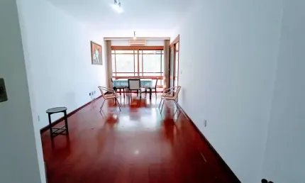 Apartamento com 3 dormitórios sendo 1 suíte, 2 vagas de garagem lado a lado, no bairro Vila Ipiranga em Porto Alegre.
