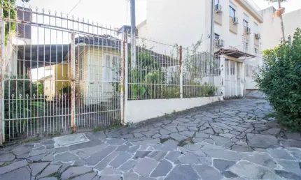 Terreno residencial  com 345m2, no bairro Passo D'areia em Porto Alegre.