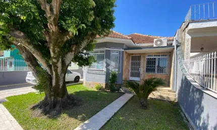 Casa térrea à venda no bairro Rubem Berta; 3 dormitórios e amplo pátio