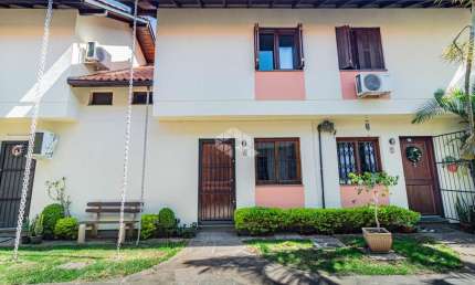Casa em Condominio com 02 dormitórios e 02 vagas de garagem