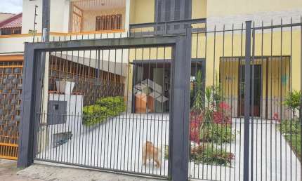 casa com 3 dormitórios, 1 suite, mobiliada, sacada, garagem fechada, em Porto Alegre