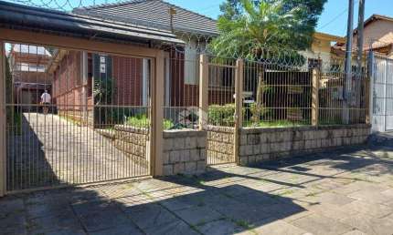 Casa 3 dormitórios, peças amplas, espaço gourmet, 186 m² privativos, 2 vagas, para venda parte alta Bairro Nonoai