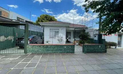 Ampla casa térrea no bairro Cristal - 3 dormitórios - pátio com jardim, quiosque campeiro e vagas para veículos