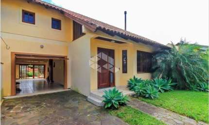 Excelente casa com 3 dormitórios no Bairro Espírito Santo, Zona Sul de Porto Alegre.