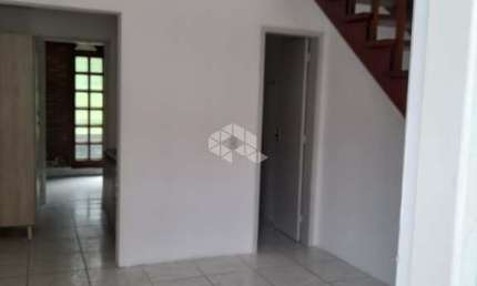Casa tipo sobrado, com 2 dormitórios - 1 vaga de garagem na frente da casa - Vila Nova