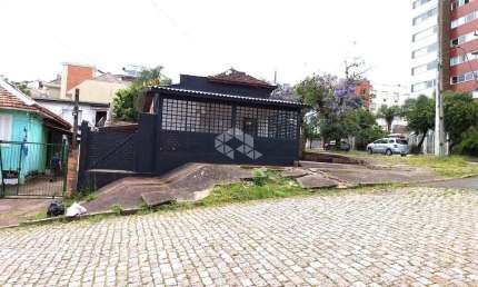 Casa com Ponto Comercial e Residência no Bairro Tristeza