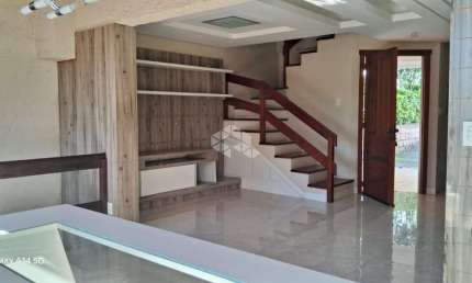 Casa em condomínio com 3 dormitórios, sendo 1 suíte, 4 banheiros, cozinha, amplo living, vaga para 2 carros no bairro Vila Conceição