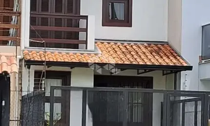 Sobrado 2 dormitórios - bairro Guarujá Zona Sul de Porto Alegre