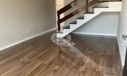 Excelente casa com 2 dormitórios, sendo 1 suíte,  lavabo, pátio com churrasqueira e amplo sótão (3. dormitório)+ escritório)