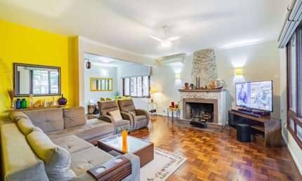 Casa de esquina, 4 dormitórios/suíte, junto ao Rio Guaíba e Centrinho Bairro Tristeza