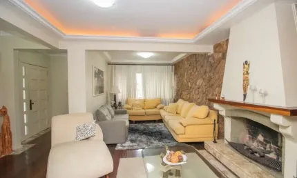 Casa 03 dormitórios, suíte, closet, living 3 ambientes, piscina, 04 vagas de garagem