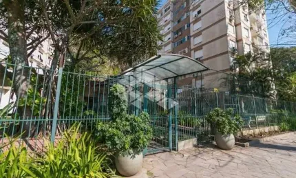 Apartamento reformado! 2 dormitórios/quartos com depêndencia completa.