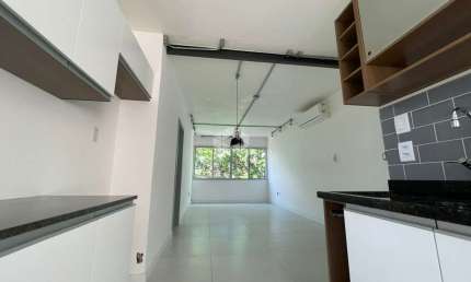Bairro Tristeza - Apartamento reformado com 2 dormitórios, closet, 2 banheiros, vaga de garagem coberta e escriturada