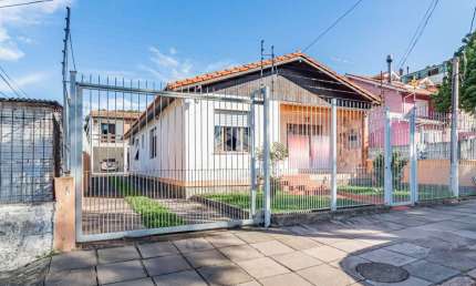 Casa térrea 3 dormitórios na Tristeza em frente Colégio Mãe de deus