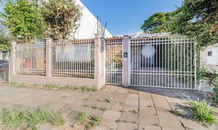 Casa térrea no coração do bairro Tristeza, junto ao polo comercial da Av. Wenceslau Escobar.