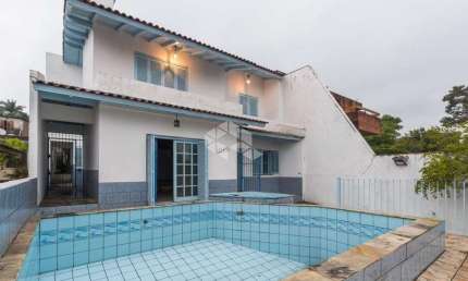 Casa 4 dormitórios com piscina, na divisa entre os bairros Tristeza e Vila Conceição, sendo um local calmo, seguro, pátio e vista para o Guaíba.