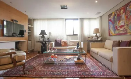 Apartamento mobiliado, 3 dormitórios, suíte, cozinha planejada, depedência de empregada transformada em lavanderia. A venda no Bairro Menino Deus- Poa